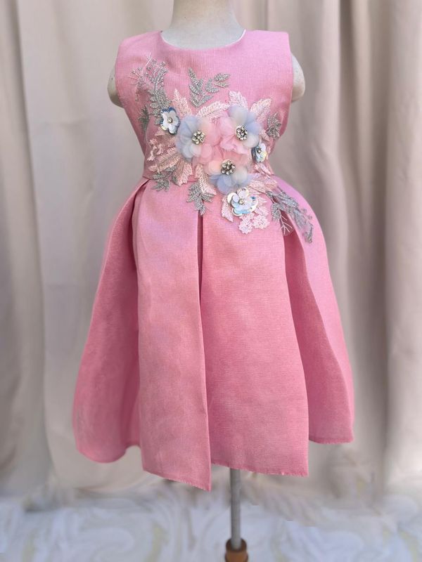 VESTIDO DE CEREMONIA PALO DE ROSA CON APLICACIÓN FLORES EN PETO