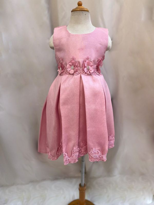 VESTIDO CEREMONIA COLOR ROSA INTENSO CON FLORES FLORES EN CINTILLO