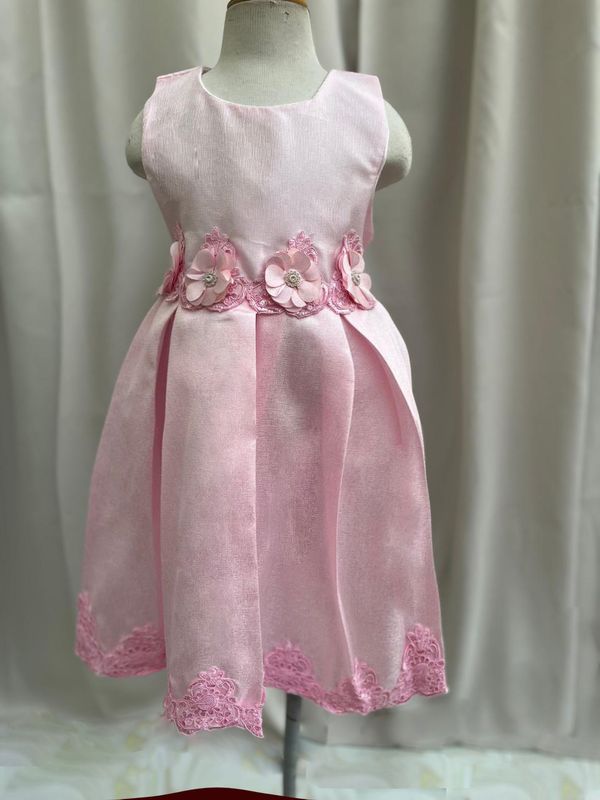 VESTIDO CEREMONIA COLOR ROSA BABY INTENSO CON FLORES FLORES EN CINTILLO