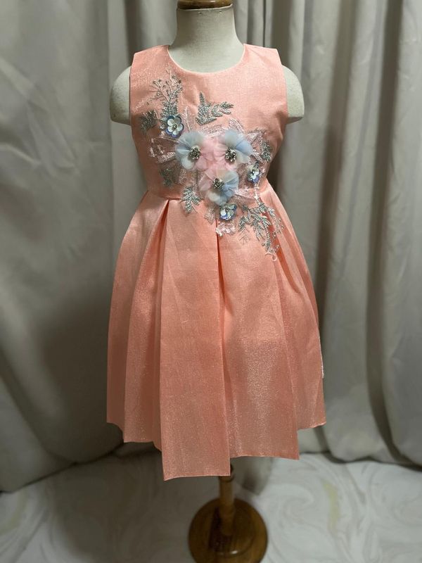 VESTIDO DE CEREMONIA COLOR DURAZNO CON APLICACIÓN FLORES EN PETO