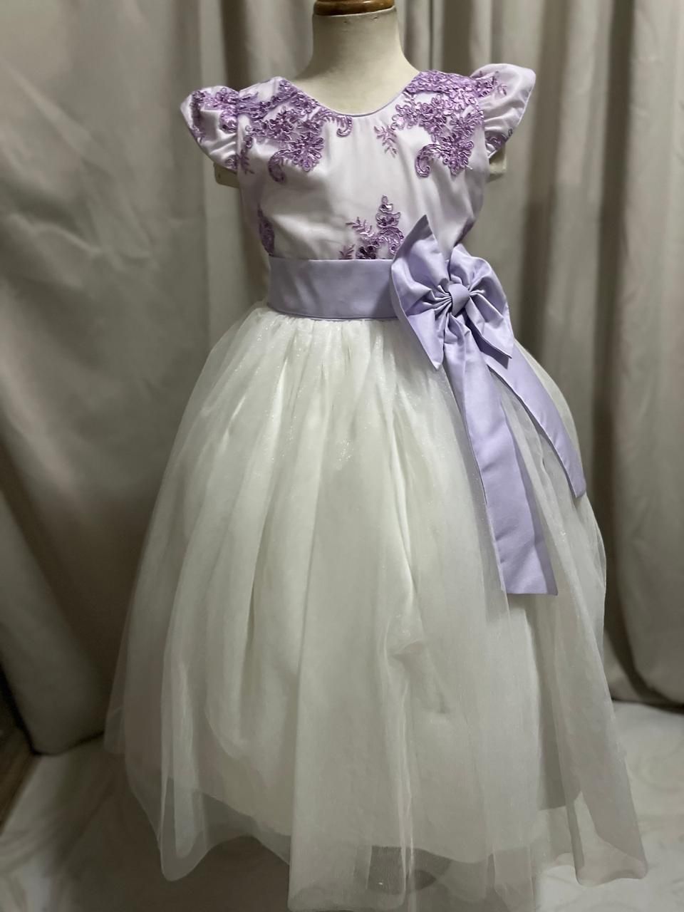 VESTIDO DE CEREMONIA BORDADO EN PETO LILA Y HUESO