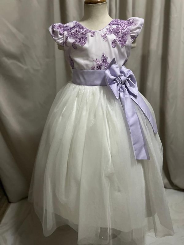 VESTIDO DE CEREMONIA BORDADO EN PETO LILA Y HUESO