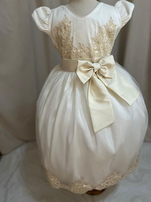 VESTIDO DE CEREMONIA COLOR HUESO CON CENEFA BORADA