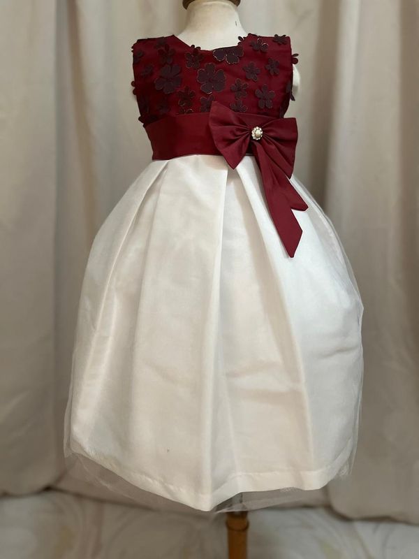 VESTIDO PETO C/FLORES Y MOÑO GRANDE TINTO/BLANCO