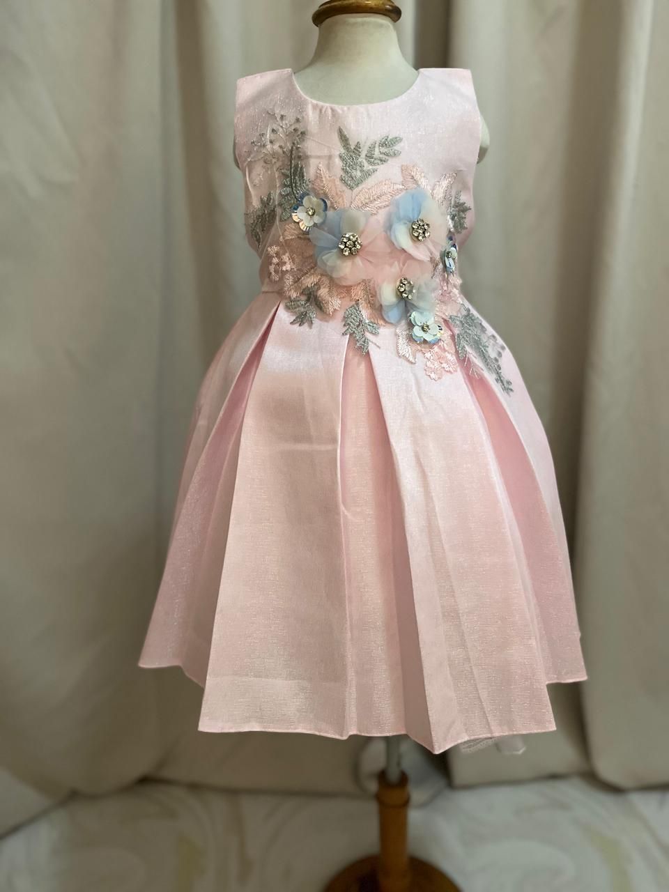 VESTIDO DE CEREMONIA ROSA BABY  CON APLICACIÓN FLORES EN PETO