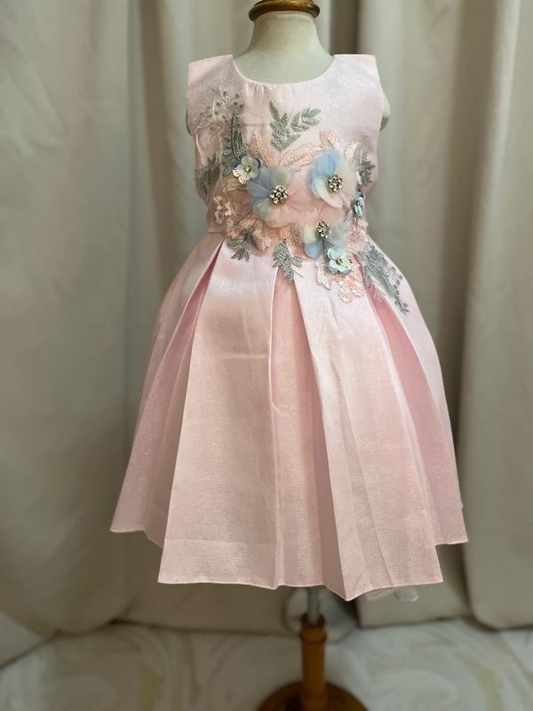 VESTIDO DE CEREMONIA ROSA BABY  CON APLICACIÓN FLORES EN PETO