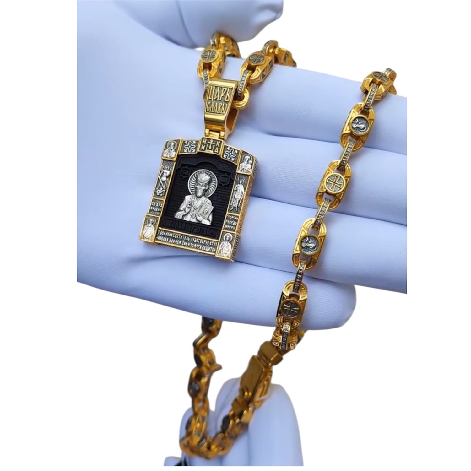 Wunderschöne Kette mit einem Anhänger des heiligen Nikolaus