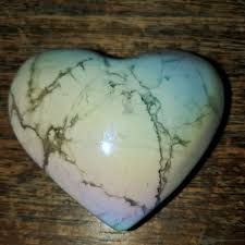 Aura Howlite Heart
