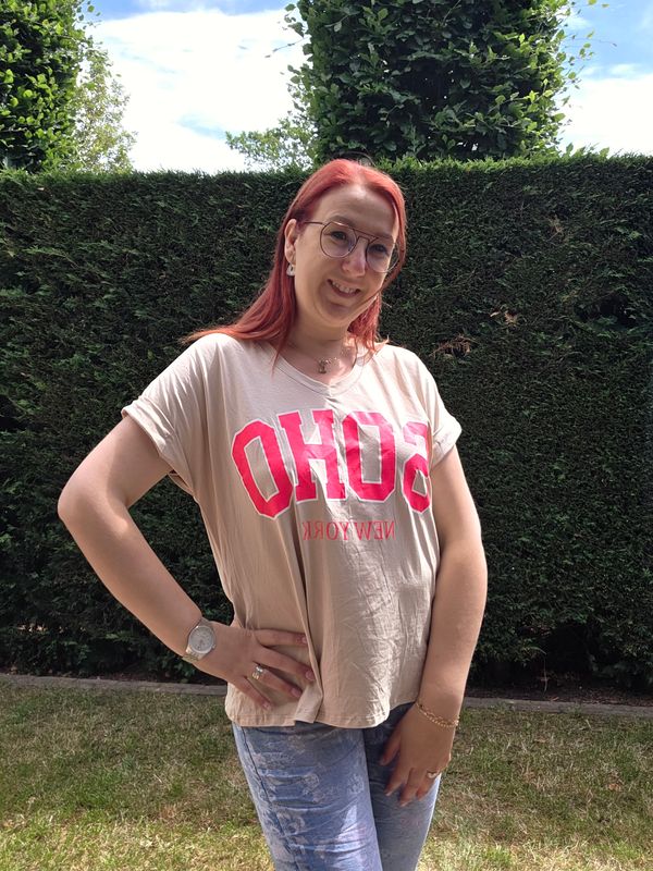 Shirt Faye - beige met neon SOHO opdruk