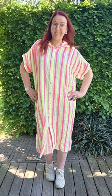 Jurk Ena - doorknoop met neon strepen Jurk Ena - doorknoop met neon strepen