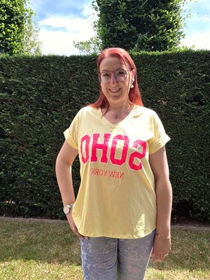 Shirt Faye - beige met neon SOHO opdruk