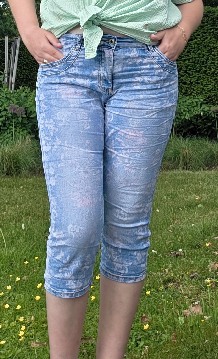 Capribroek Kamille - Karostar stretch met bloemen Capribroek Kamille - Karostar stretch met bloemen