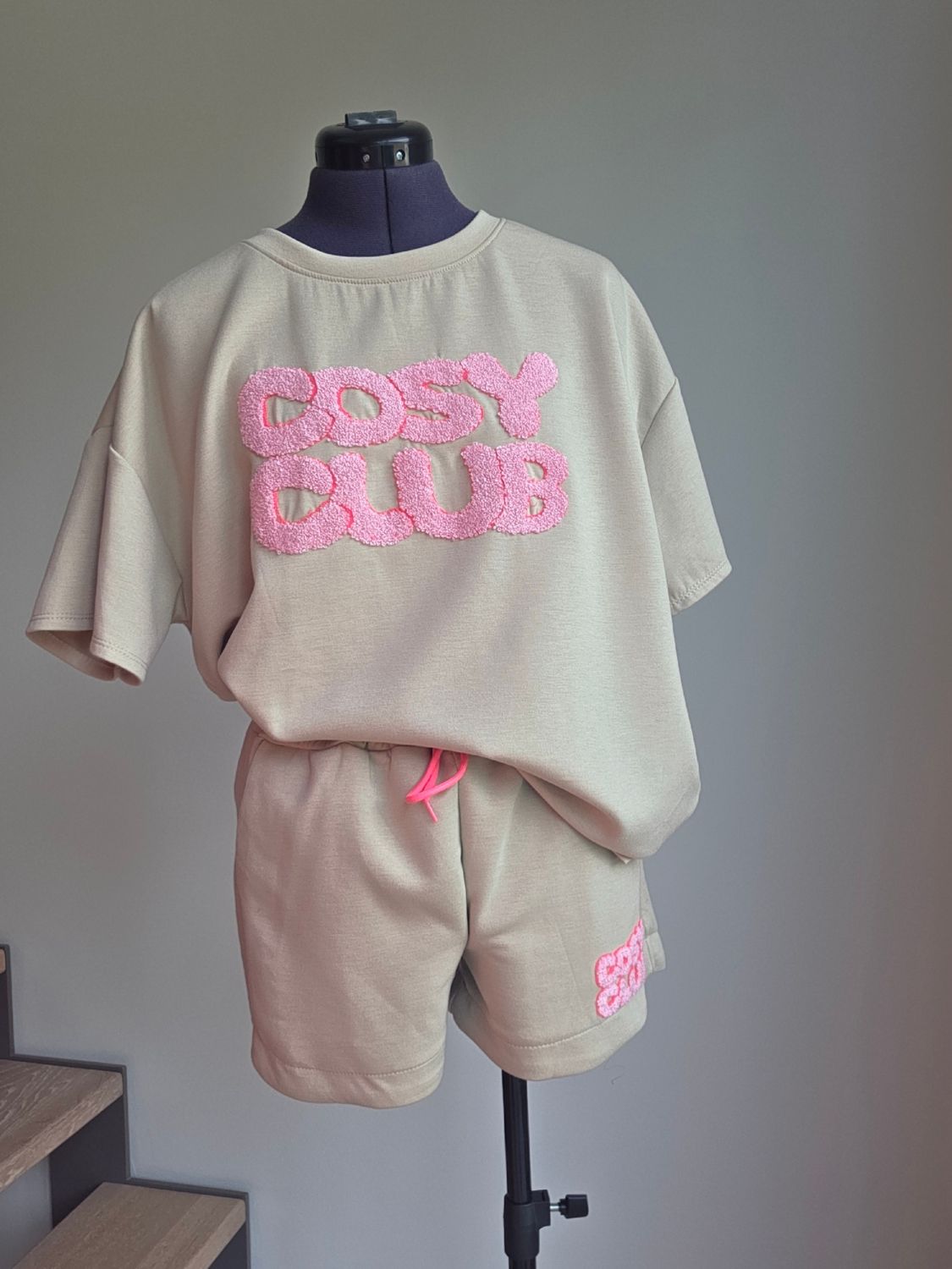 Set Lana - sweatshirt en short met cosy club opdruk Set Lana - sweatshirt en short met cosy club opdruk