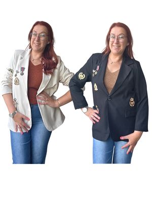 Blazer Billie - opvallend met pins en labels Blazer Billie - opvallend met pins en labels