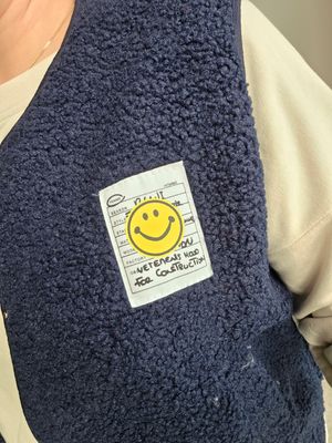 Gilet Liz - bouclé met smiley label