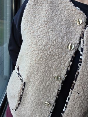 Gilet Tammie - beige bouclé met panter detail
