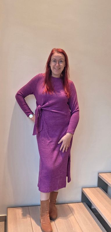 Jurk Nora - geknoopt in de taille in geribbeld stof