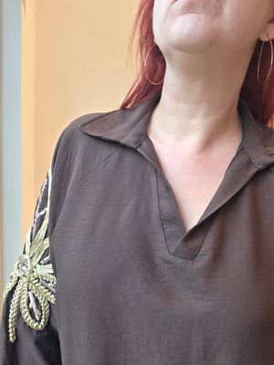 Blouse Ezra - goud borduursel en pailletten op mouw