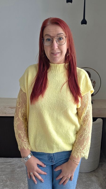 Truitje Roos - oversized basic met kant in verwerkt Truitje Roos - oversized basic met kant in verwerkt