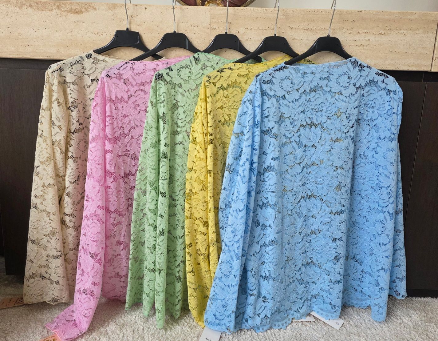 Top Carine - trendy in kant voor een maatje meer