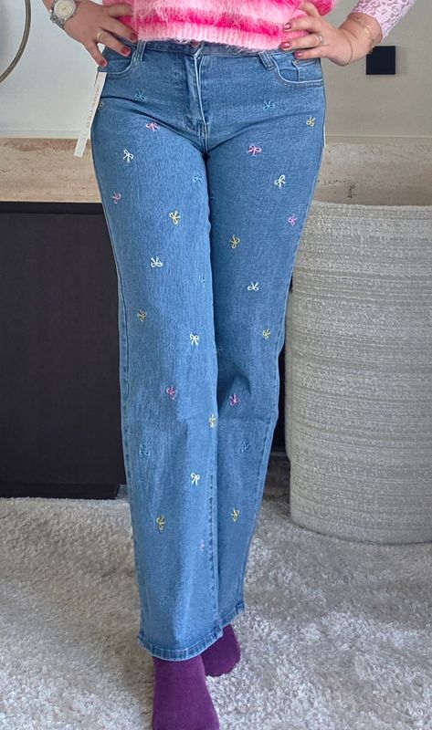 Broek Mia - schattige geborduurde strikjes Broek Mia - schattige geborduurde strikjes