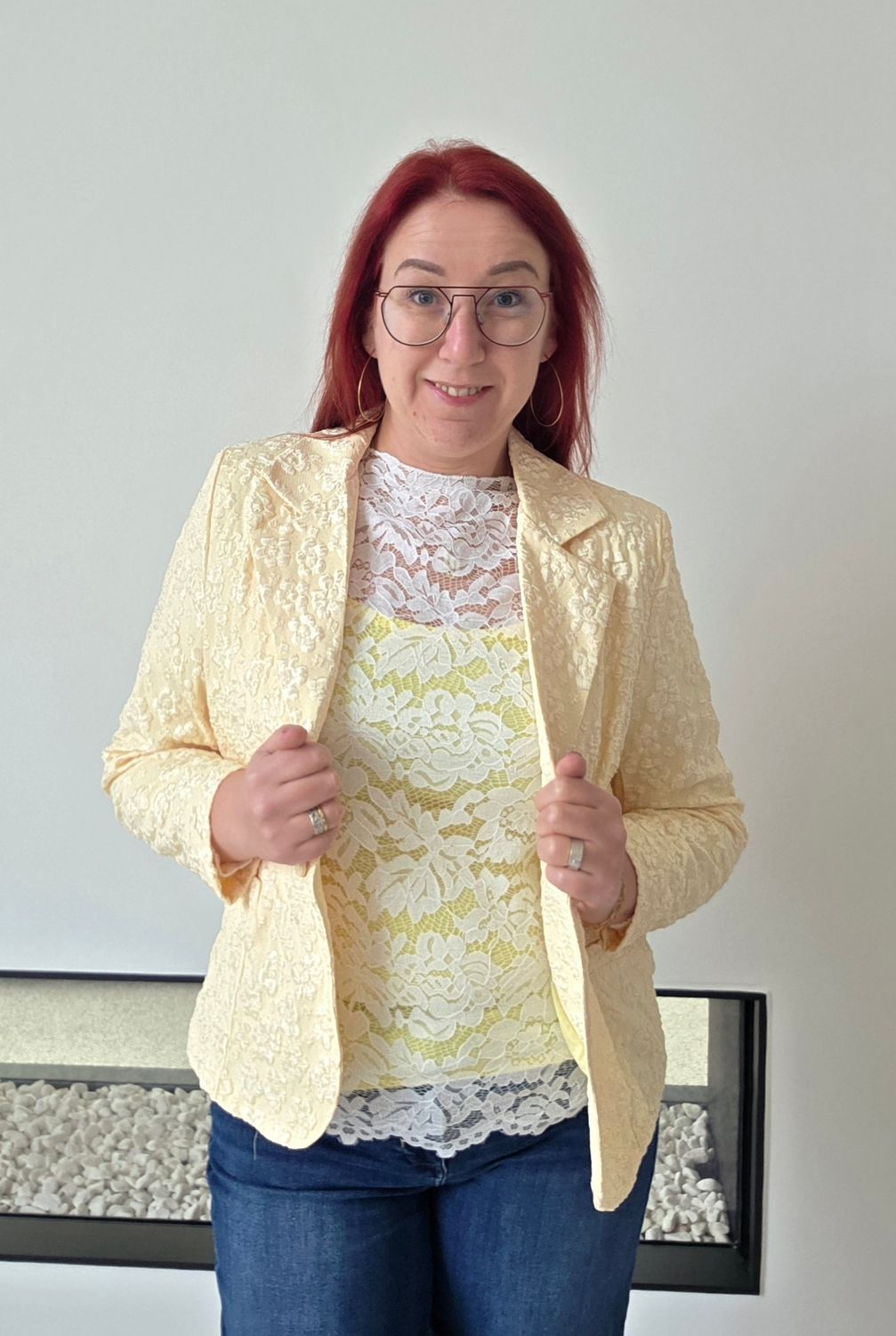 Blazer Blomme - trendy geel met bloemetjes in reliëf Blazer Blomme - trendy geel met bloemetjes in reliëf