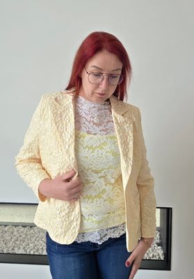 Blazer Blomme - trendy geel met bloemetjes in reliëf