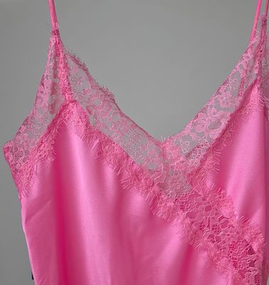 Top Amy - asymmetrische satin look top met kant