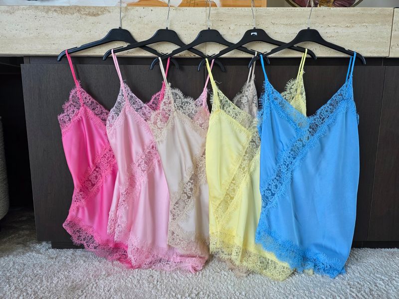 Top Amy - asymmetrische satin look top met kant