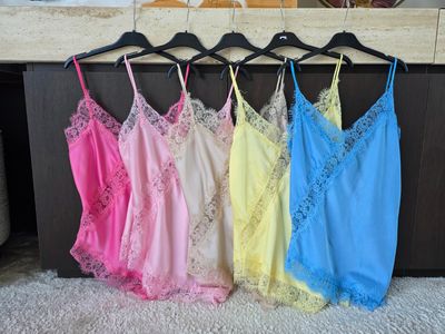 Top Amy - asymmetrische satin look top met kant