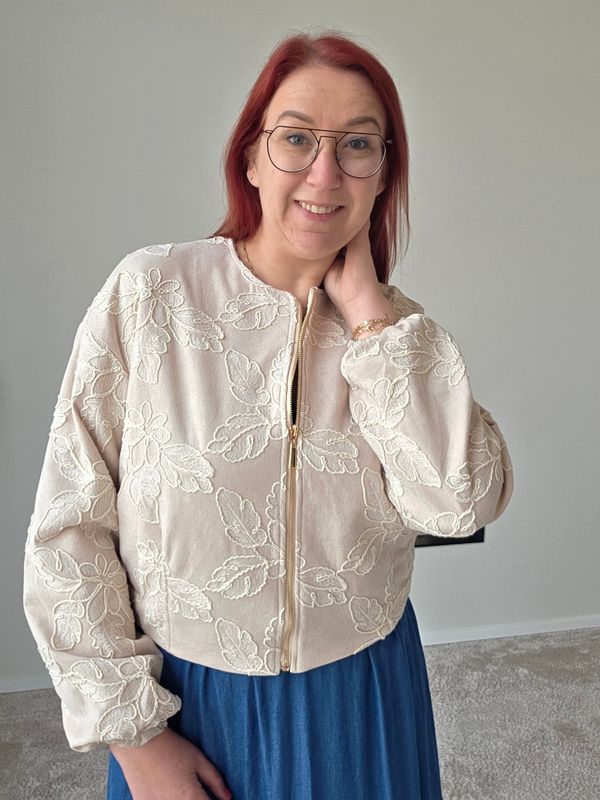 Bomber Bekka - beige met geborduurde bloemen