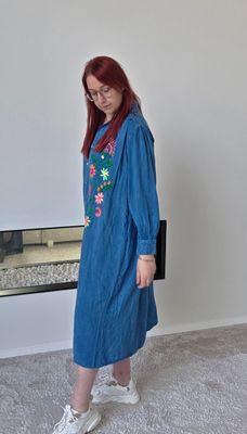 Jurk Kiki - neon geborduurde bloemen op denim