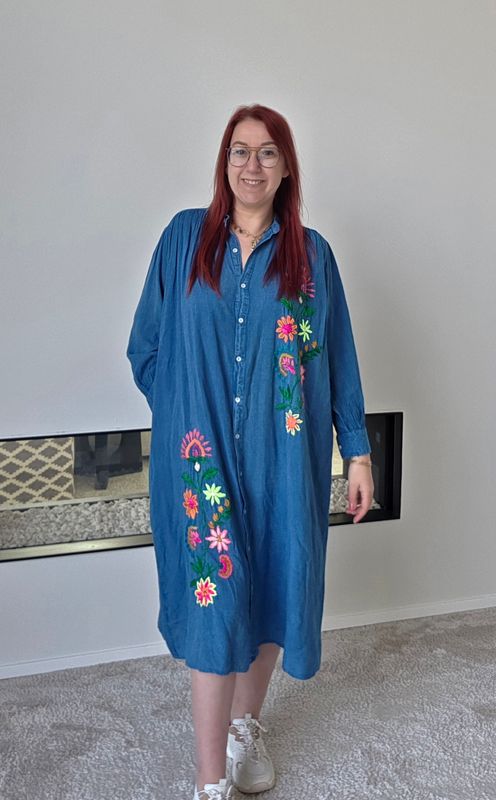 Jurk Kiki - neon geborduurde bloemen op denim
