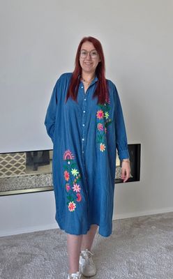 Jurk Kiki - neon geborduurde bloemen op denim Jurk Kiki - neon geborduurde bloemen op denim