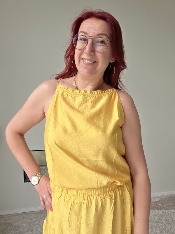 Top Martinez - oker satin look Top Martinez - oker satin look