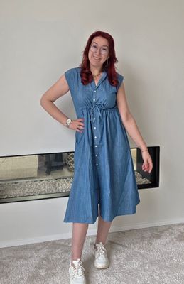 Jurk Jane - jeans kleur met bloemvormige knoopjes