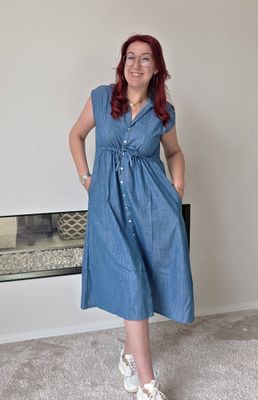 Jurk Jane - jeans kleur met bloemvormige knoopjes