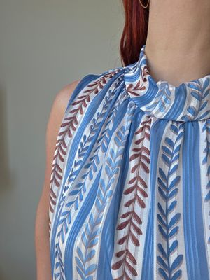 Top Sisi - mouwloos in luxe blaadjes print
