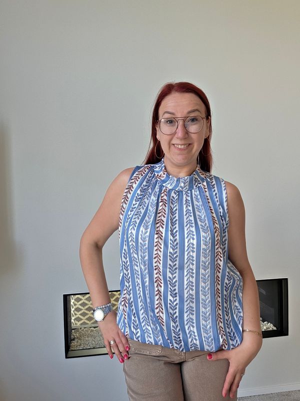 Top Sisi - mouwloos in luxe blaadjes print