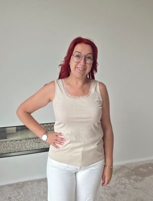 Top Lara - hals met kant afgewerkt