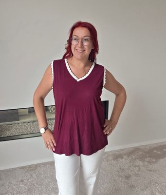 Top Larna - hals met maantjes afgewerkt