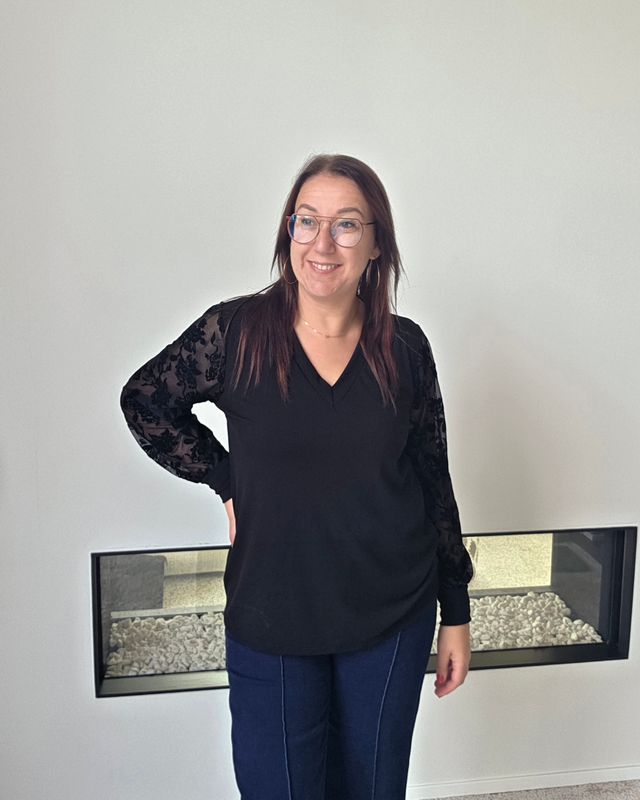 Longsleeve Morgane - zwarte ribstof met kanten mouwen