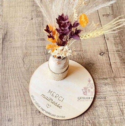 Décoration florale en bois gravé