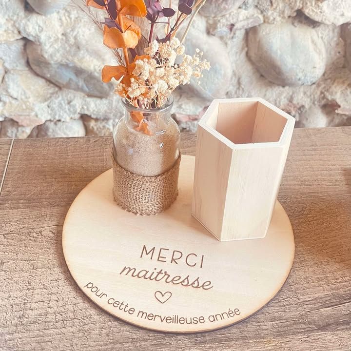 Décoration florale en bois gravé