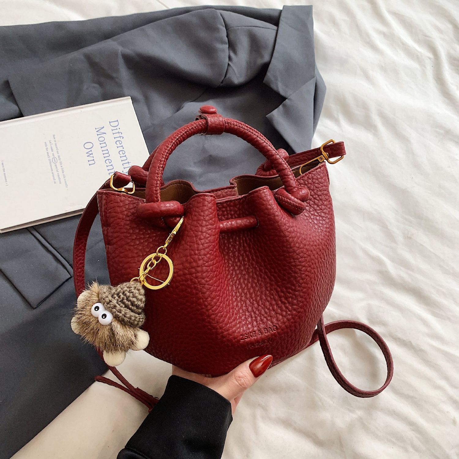 Popular Red Lightweight Bucket Bag, Color: red + pendant