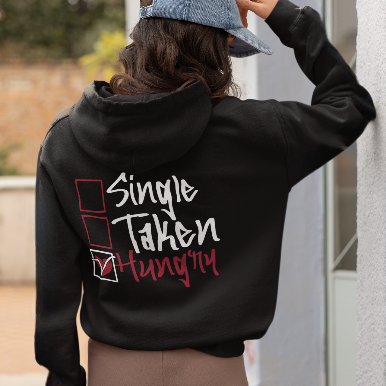 Hoodie “Single, Taken, Hungry” – Estilo com Sabor