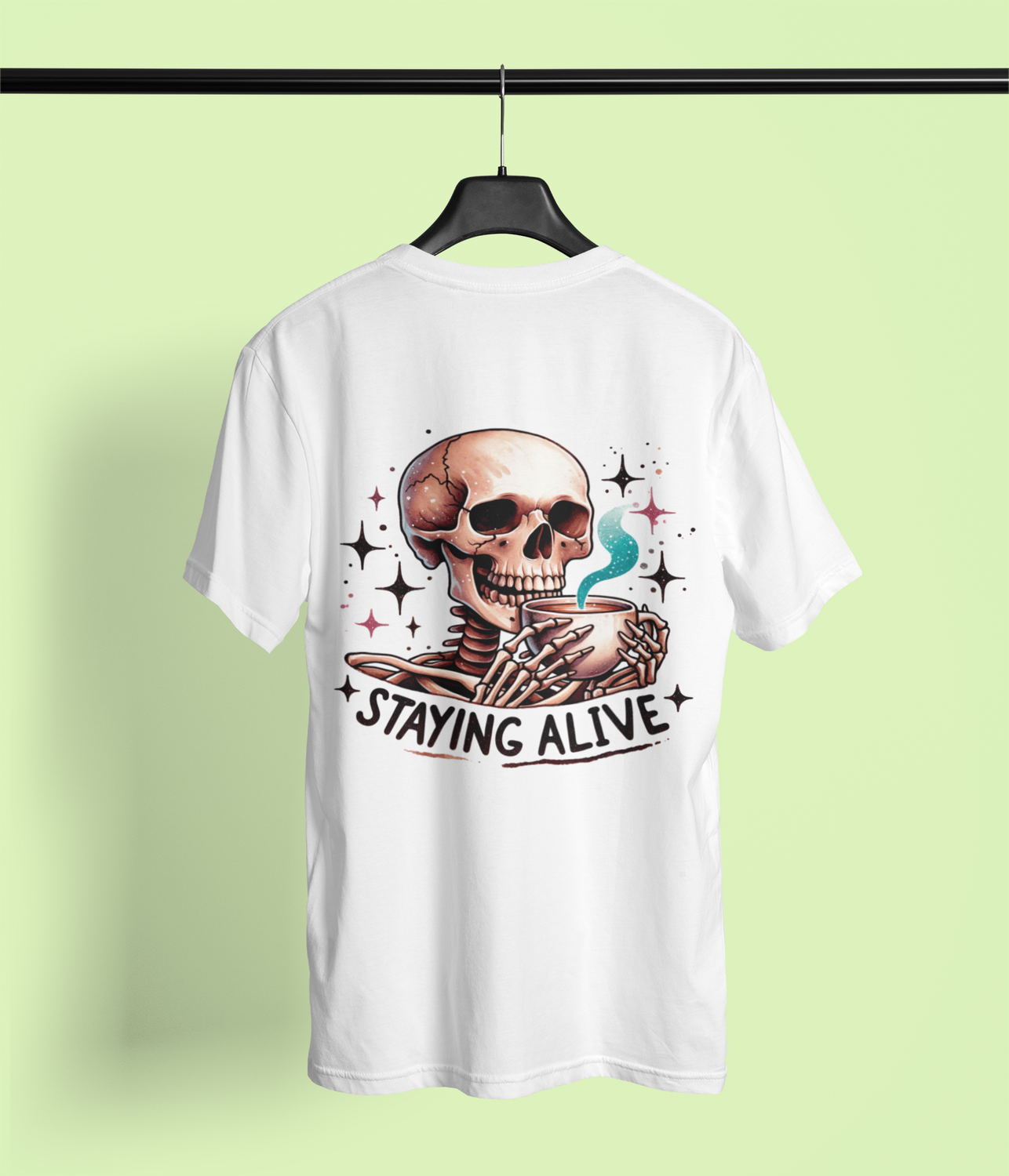 T-Shirt &quot;Staying Alive&quot; – Caveira com café