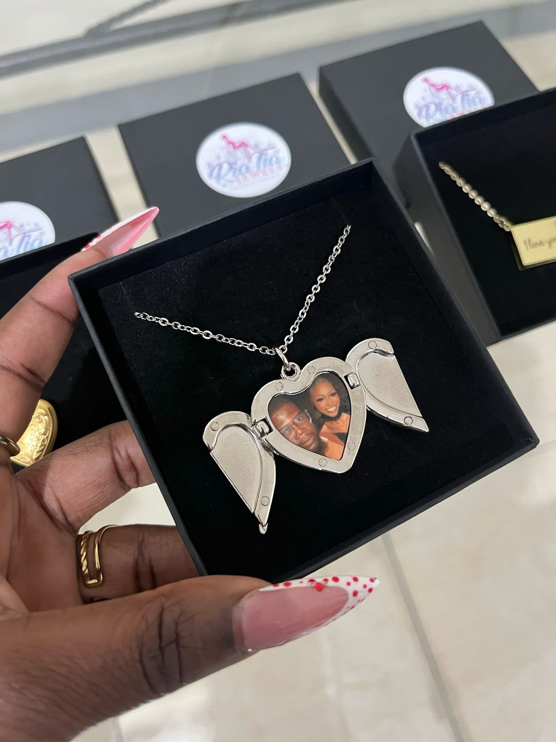 SWIPE RIGHT FOR MORE  ➡️