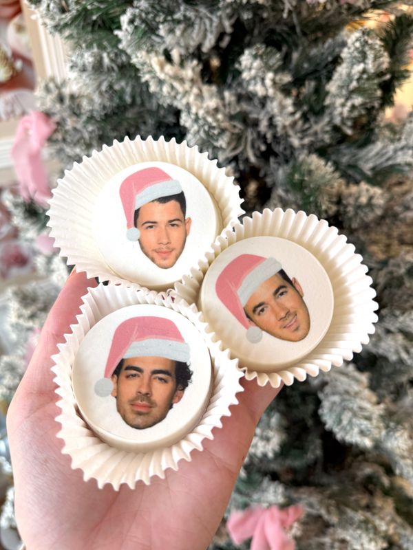 A Very Merry Jonas Christmas Set