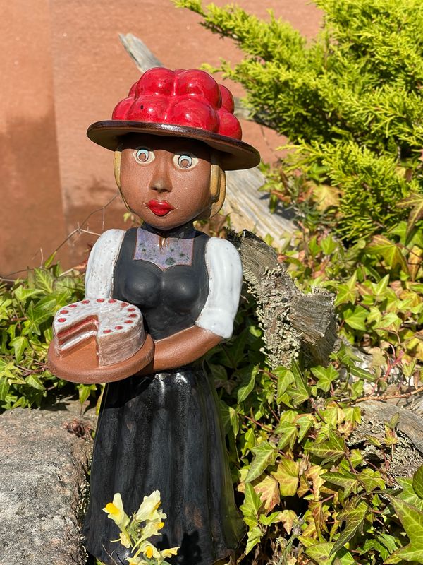 Schwarzwald-Marie mit "Bollenhut und Schwarzwälder Kirschtorte" groß